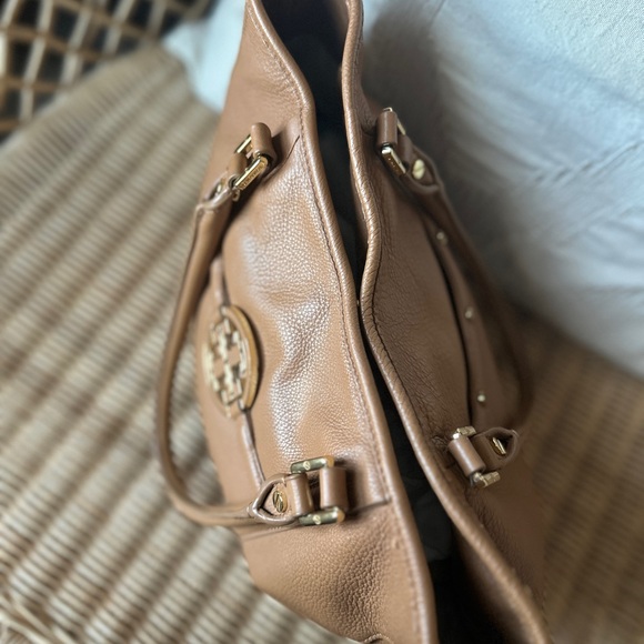 Tory Burch Amanda Hobo Bag Caramel Leather - Picture 10 of 17